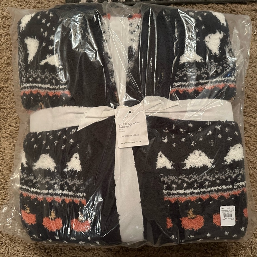 Pottery Barn Gus the Ghost Fair Isle Robe with pockets - Picture 4 of 4